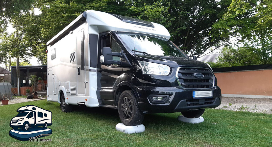 Wohnmobil wird mit Lufthebekissen nivelliert