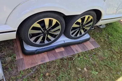 Coolmove Lufthebekissen im sicheren Einsatz am Wohnmobil