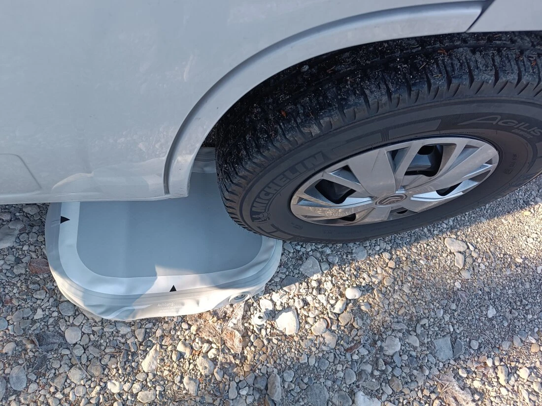 Lufthebekissen unter dem Fahrzeug positionieren