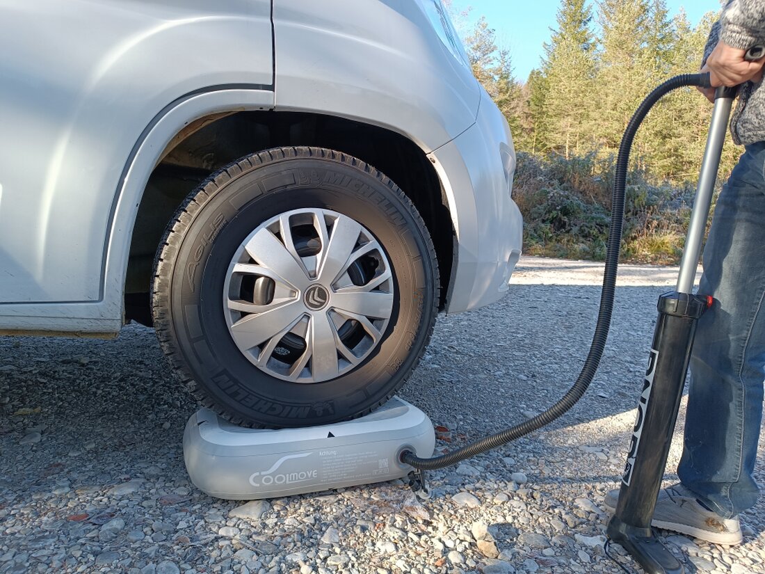 Aufpumpen des Lufthebekissens