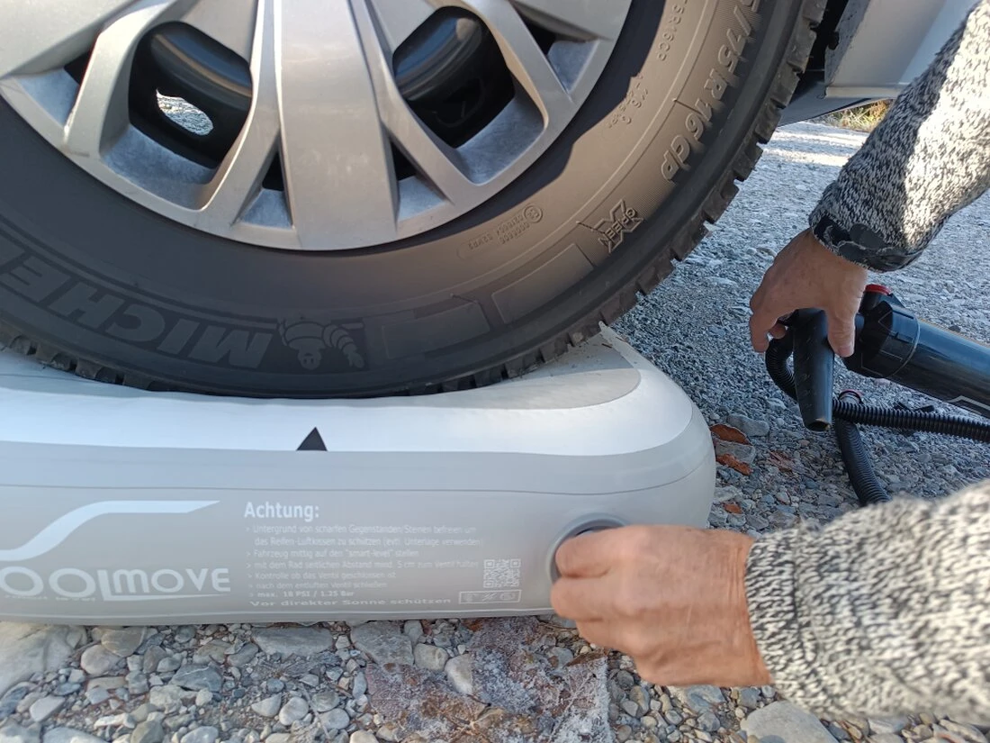 Gesichertes, nivelliertes Fahrzeug