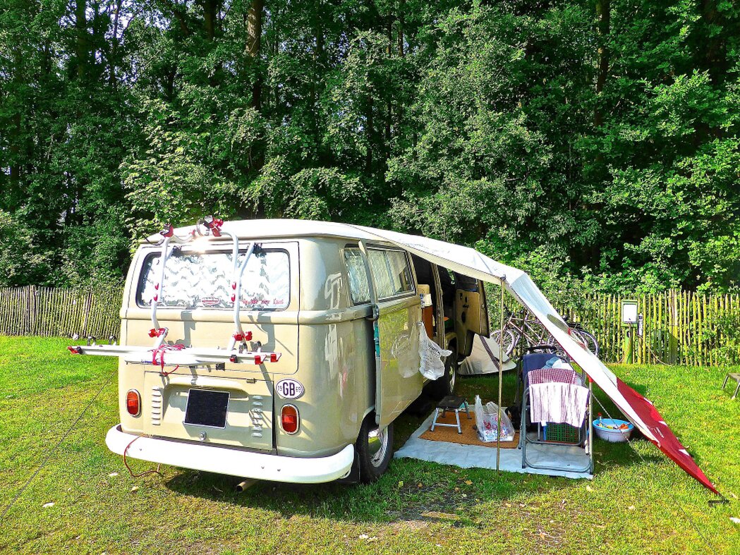 Campervan in der Natur mit Zubehör